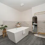 Yvonne Apartment *